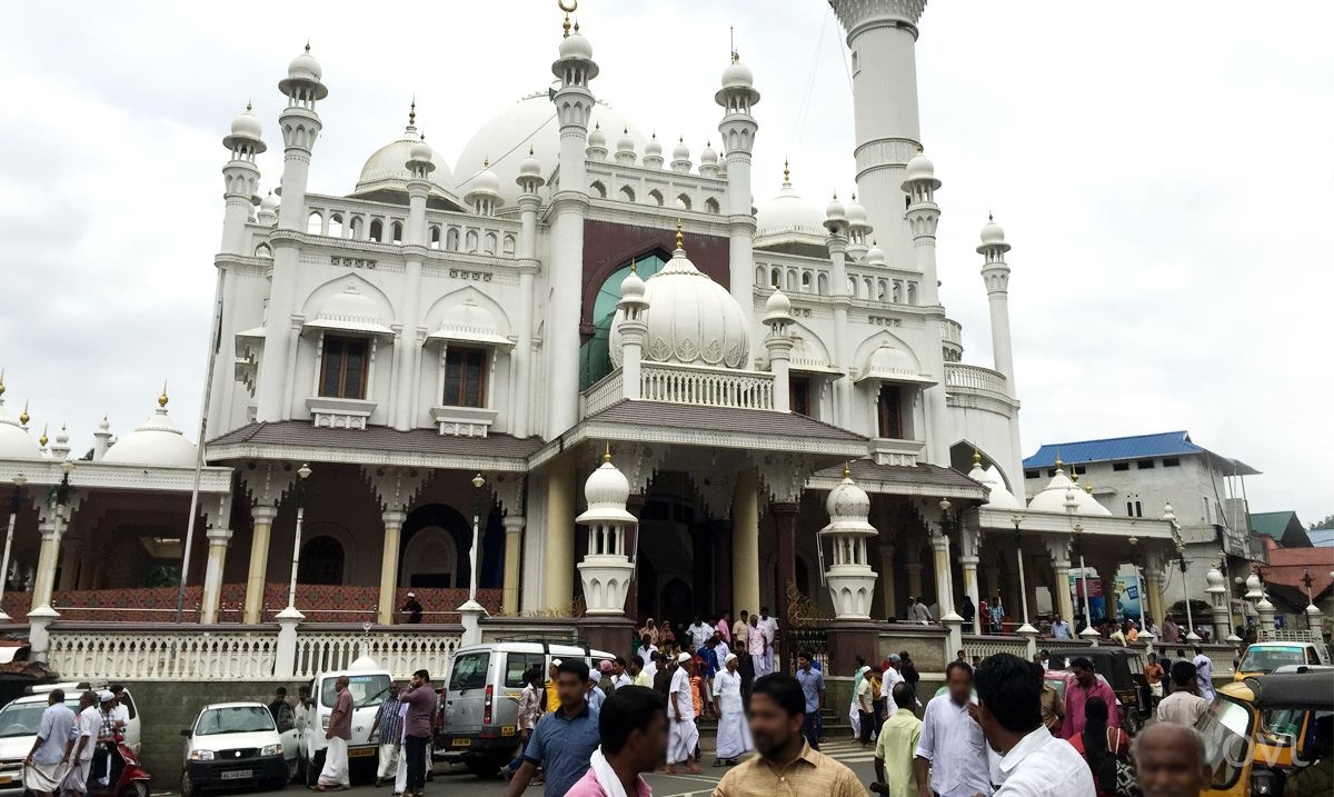Vavar Palli Masjid in Erumely, a white mosque near our hotel in Erumely — a short walk from this Erumely accommodation near Sabarimala